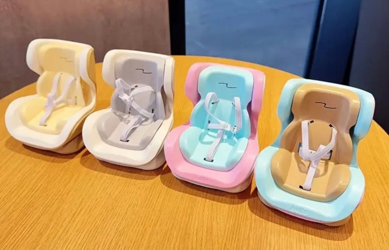Mini-Autositz für Labubu Figuren – Cartoon Deko fürs Auto 🚗✨