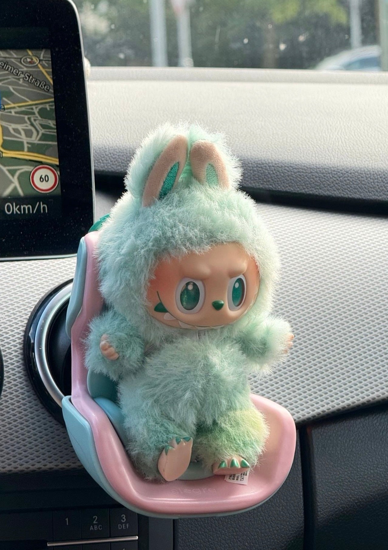 Mini-Autositz für Labubu Figuren – Cartoon Deko fürs Auto 🚗✨